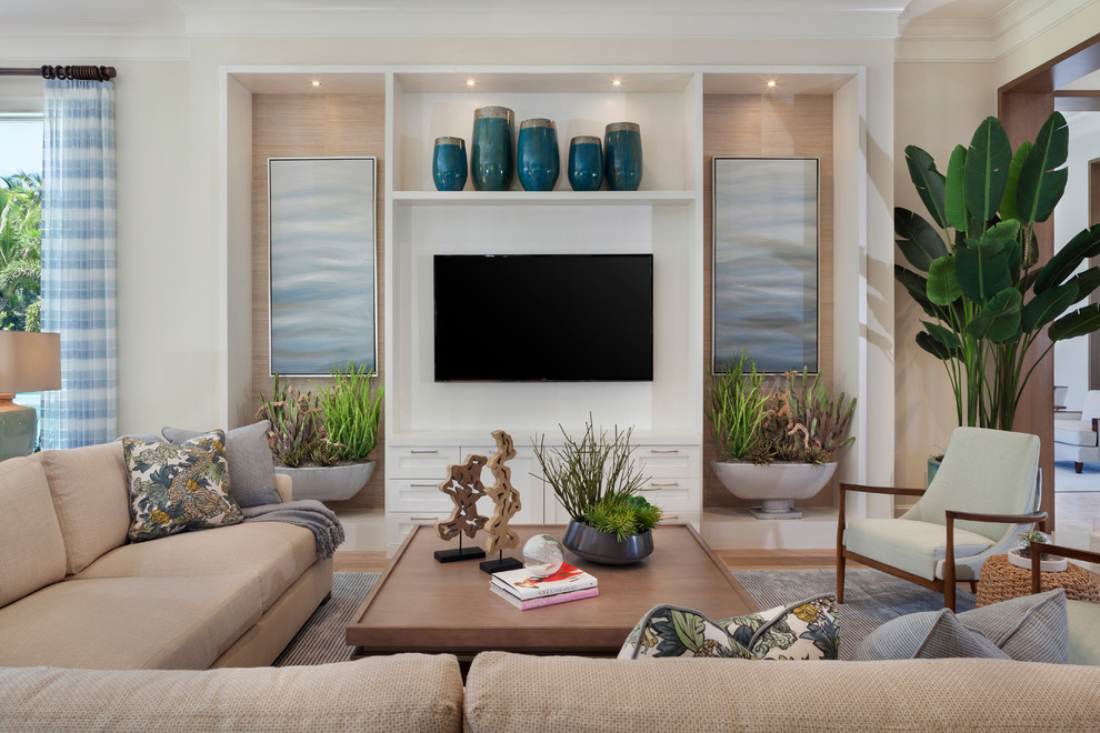 Свежая идея для дизайна: открытая гостиная комната в морском стиле с бежевыми стенами, паркетным полом среднего тона, телевизором на стене, коричневым полом и синими шторами - отличное фото интерьера