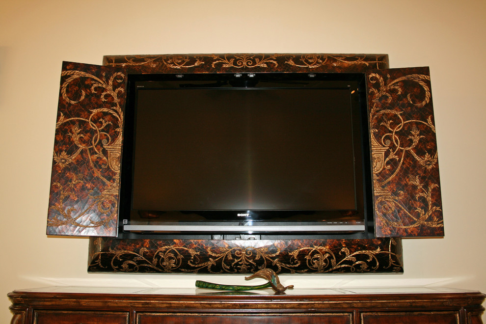 Exempel på ett mellanstort klassiskt allrum med öppen planlösning, med beige väggar, mellanmörkt trägolv, en dold TV och brunt golv