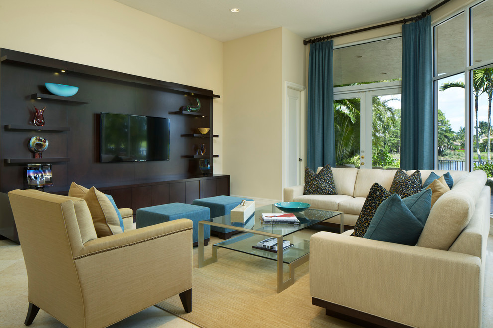 На фото: гостиная комната в стиле неоклассика (современная классика) с бежевыми стенами, телевизором на стене и ковром на полу с