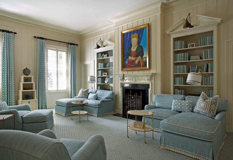 На фото: гостиная комната в морском стиле с с книжными шкафами и полками, бежевыми стенами, ковровым покрытием, синим полом и синими шторами без камина, телевизора с
