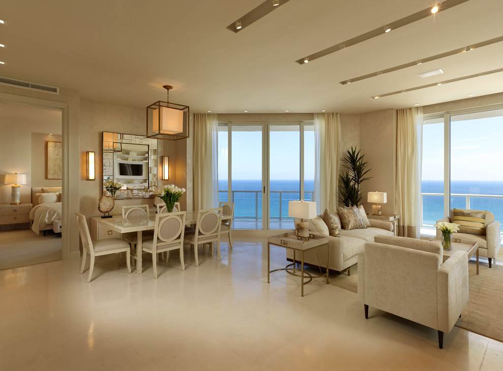 Modelo de sala de estar abierta tradicional renovada de tamaño medio con paredes beige y suelo de mármol