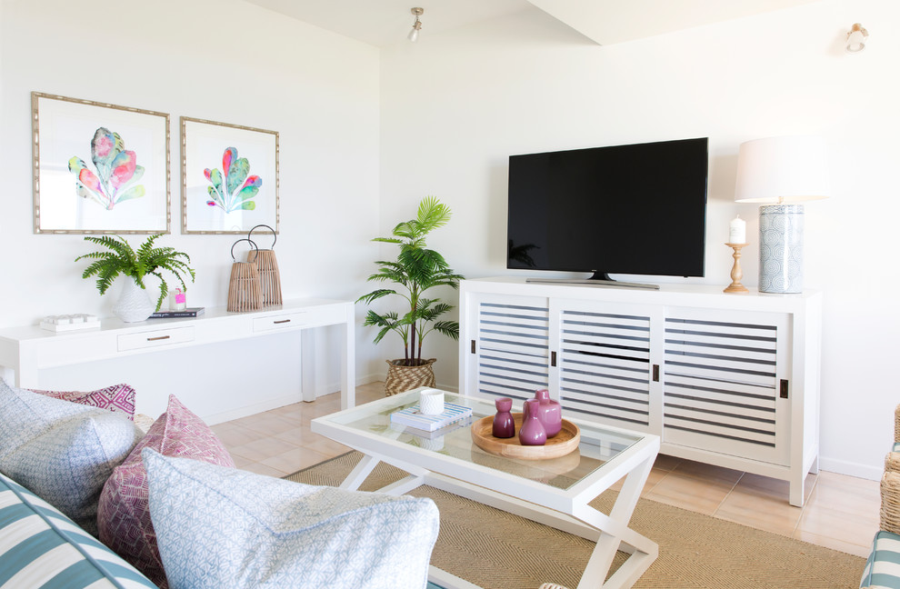 Immagine di un soggiorno costiero di medie dimensioni e chiuso con pareti bianche, pavimento con piastrelle in ceramica e TV autoportante
