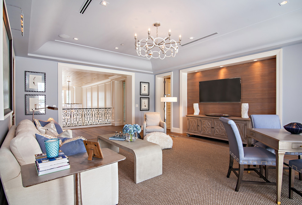 Esempio di un ampio soggiorno chic aperto con sala giochi, pareti blu, pavimento in legno massello medio e TV a parete