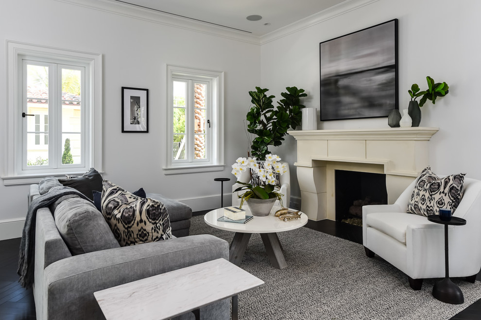 Imagen de sala de estar tradicional renovada con paredes blancas, suelo de madera oscura, todas las chimeneas y suelo negro