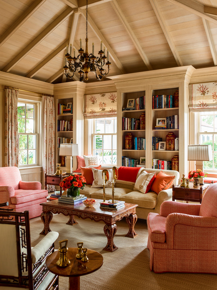 Imagen de sala de estar clásica con paredes beige, suelo marrón y alfombra