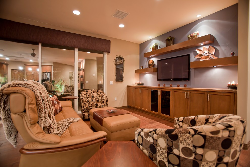 Offenes, Kleines Modernes Wohnzimmer ohne Kamin mit TV-Wand, braunem Holzboden, bunten Wänden und braunem Boden in Sonstige