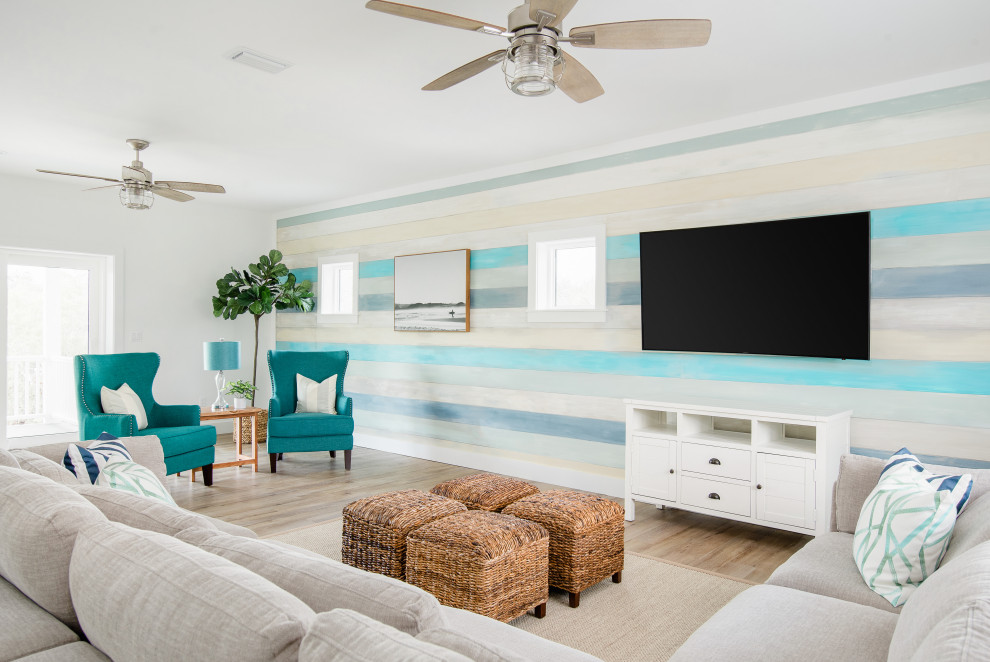 Пример оригинального дизайна: открытая гостиная комната среднего размера в морском стиле с разноцветными стенами, полом из винила, телевизором на стене и серым полом