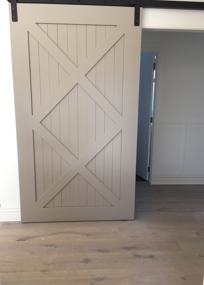 Mittelgroßes, Offenes Country Wohnzimmer mit weißer Wandfarbe und hellem Holzboden in Hamilton
