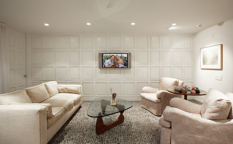 Пример оригинального дизайна: изолированная гостиная комната в стиле неоклассика (современная классика) с белыми стенами и телевизором на стене без камина