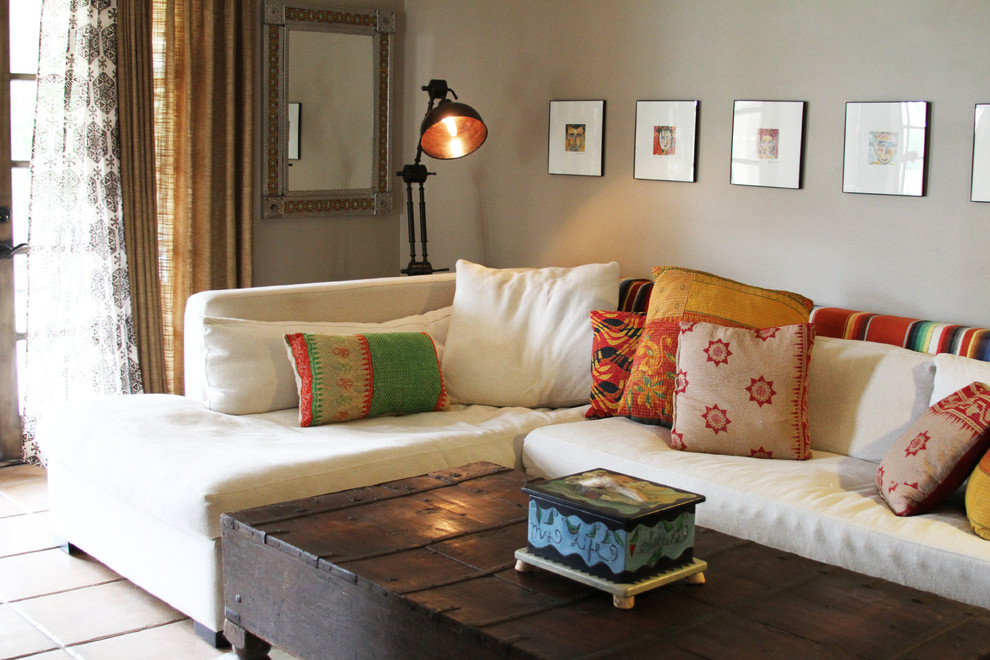 Eklektisches Wohnzimmer mit beiger Wandfarbe in Los Angeles