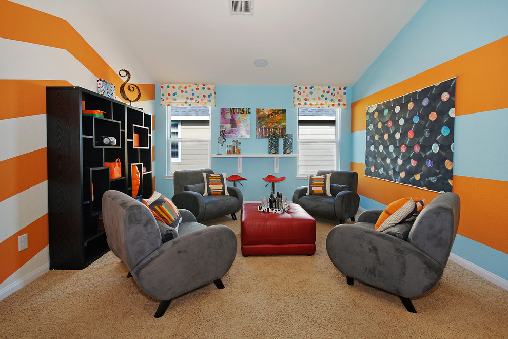 На фото: гостиная комната в стиле фьюжн с разноцветными стенами и ковровым покрытием без камина, телевизора с