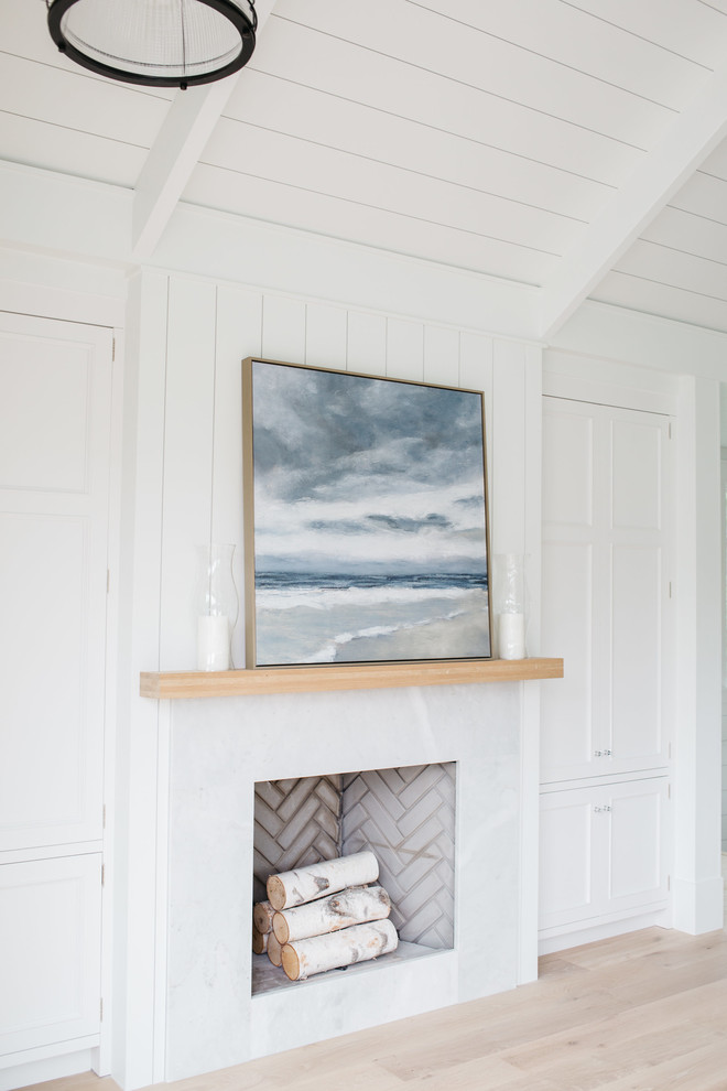 Mittelgroßes, Offenes Maritimes Wohnzimmer mit weißer Wandfarbe, hellem Holzboden, Kamin und Kaminumrandung aus Stein in Charleston