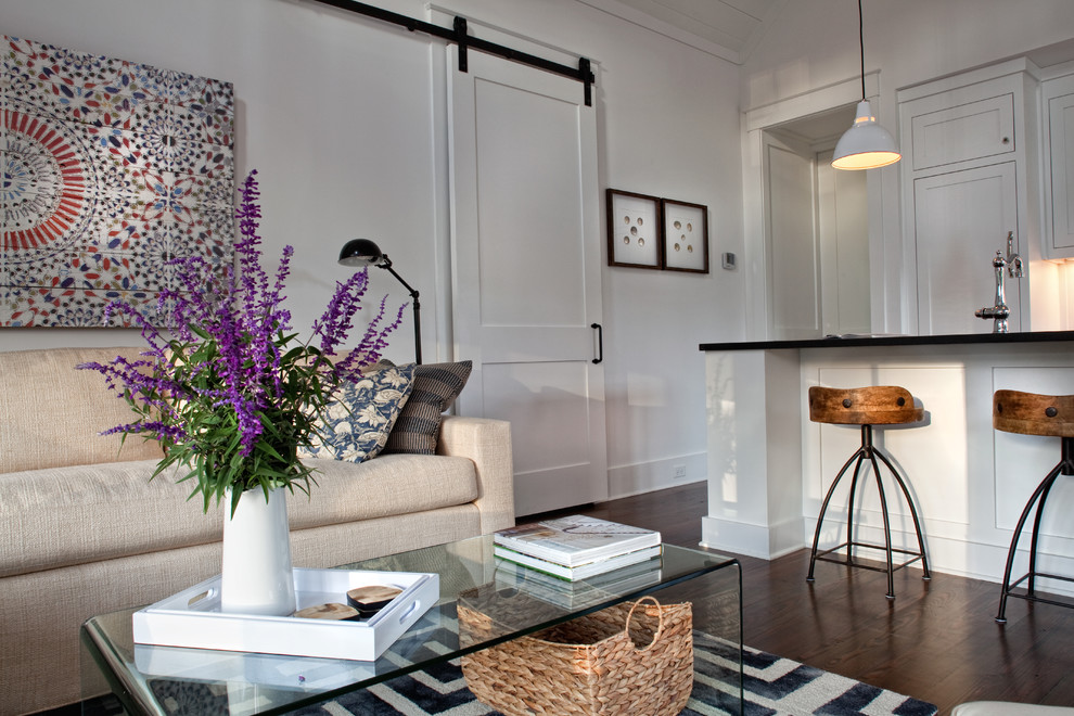 Ejemplo de sala de estar abierta clásica pequeña con paredes blancas y suelo de madera en tonos medios