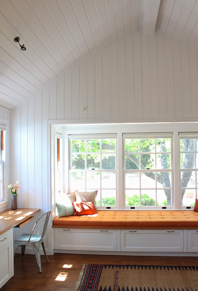 Foto de sala de estar tradicional renovada pequeña con paredes blancas y suelo de madera en tonos medios