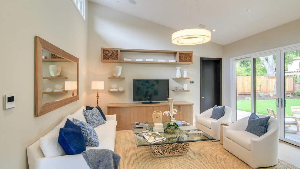 Offenes, Großes Modernes Wohnzimmer ohne Kamin mit beiger Wandfarbe, hellem Holzboden, freistehendem TV und beigem Boden in San Francisco