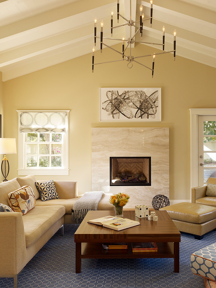Inspiration pour une salle de séjour traditionnelle avec un mur beige, une cheminée standard et un manteau de cheminée en pierre.