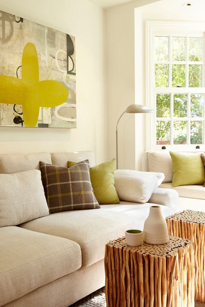 Immagine di un soggiorno minimal di medie dimensioni e chiuso con pareti beige, moquette, nessun camino, nessuna TV e pavimento beige