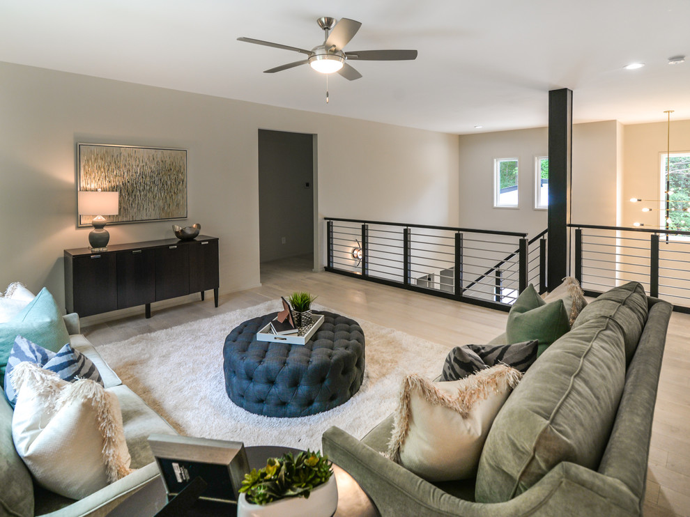 Mittelgroßes, Fernseherloses Modernes Wohnzimmer ohne Kamin, im Loft-Stil mit grauer Wandfarbe, dunklem Holzboden und beigem Boden in Charlotte