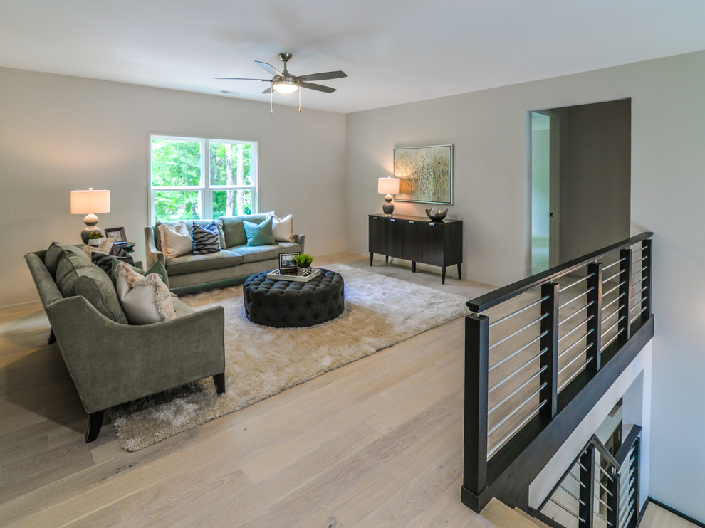 Mittelgroßes, Fernseherloses Modernes Wohnzimmer im Loft-Stil mit grauer Wandfarbe und dunklem Holzboden in Charlotte