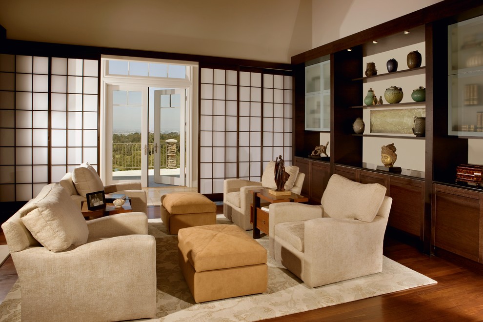 Immagine di un soggiorno chic con pareti beige, parquet scuro e nessuna TV