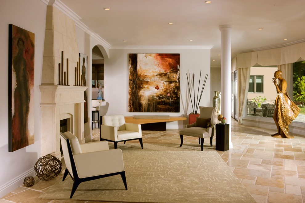 Imagen de sala de estar clásica sin televisor con paredes beige, todas las chimeneas y marco de chimenea de piedra