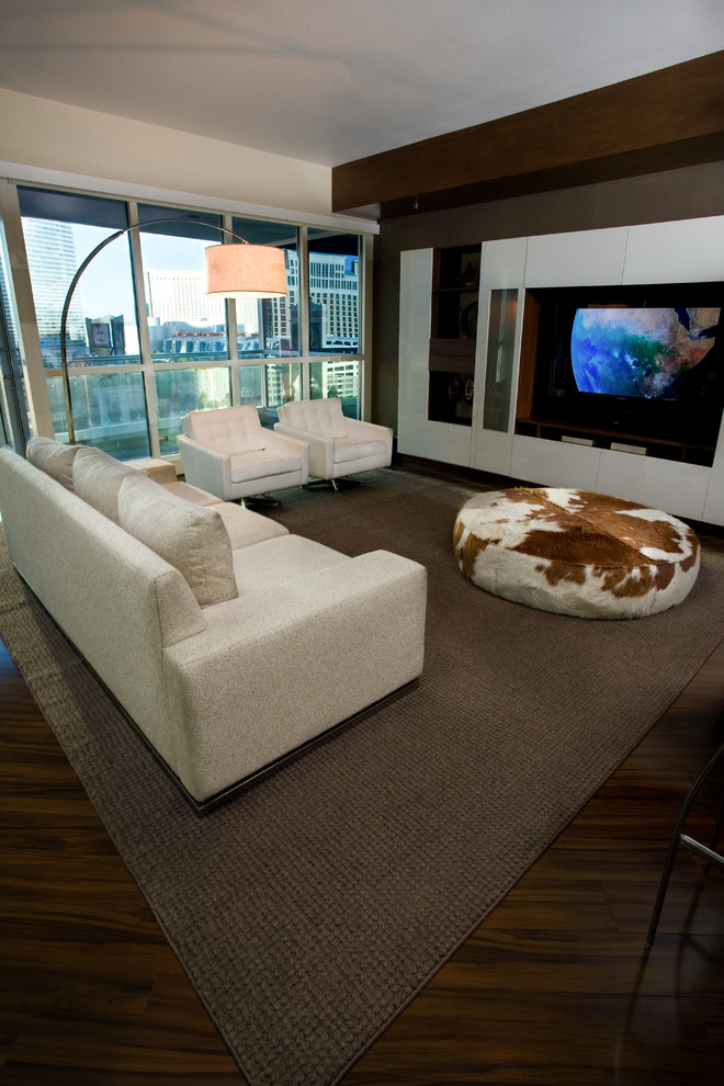 Imagen de sala de estar contemporánea con paredes blancas y alfombra