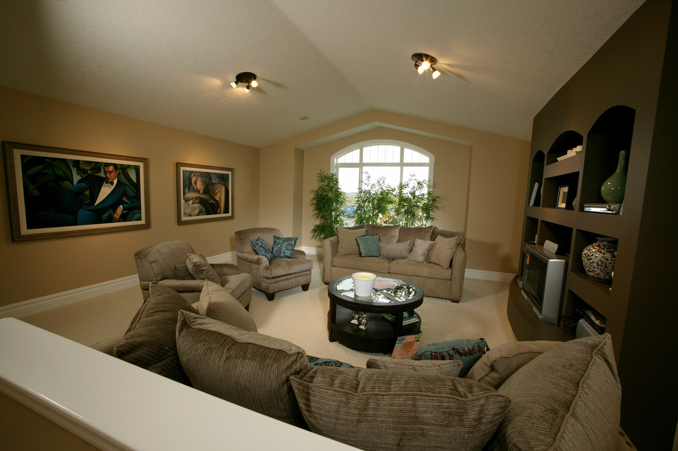 Imagen de sala de estar tipo loft tradicional renovada grande sin chimenea con paredes marrones, moqueta y pared multimedia
