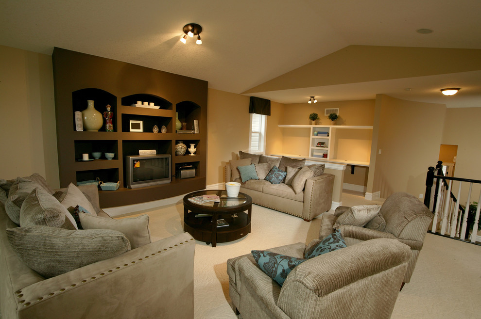 Modelo de sala de estar tipo loft clásica renovada grande sin chimenea con paredes marrones, pared multimedia y moqueta