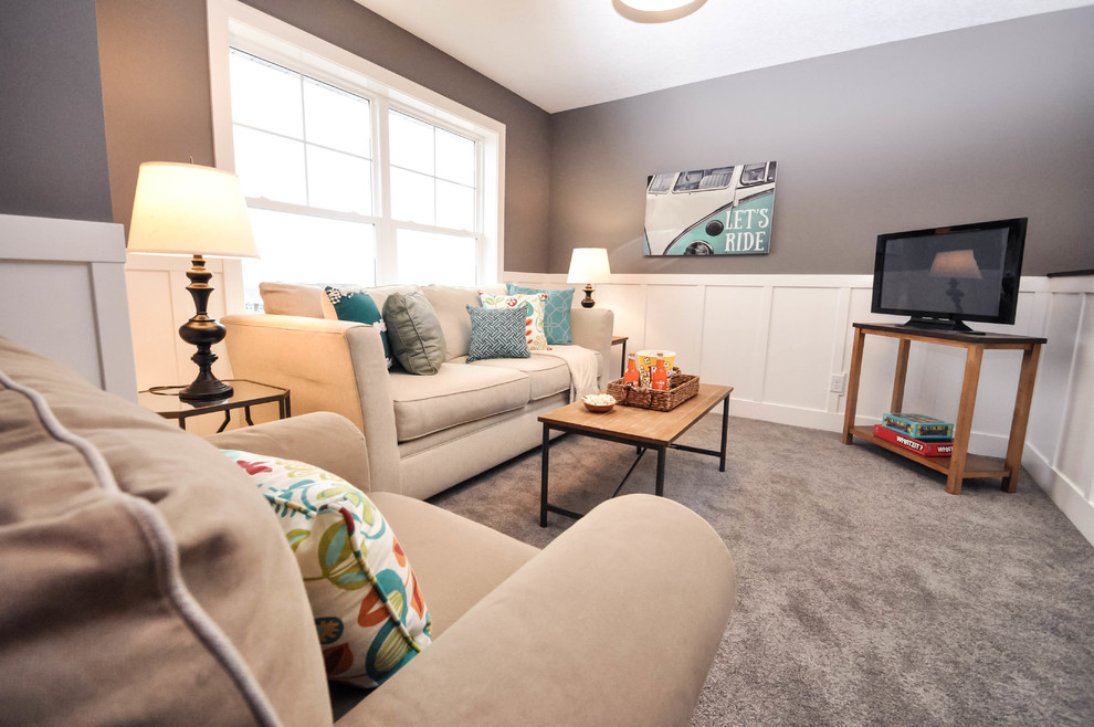 Imagen de sala de estar cerrada campestre pequeña sin chimenea con paredes grises, moqueta, televisor independiente y suelo gris