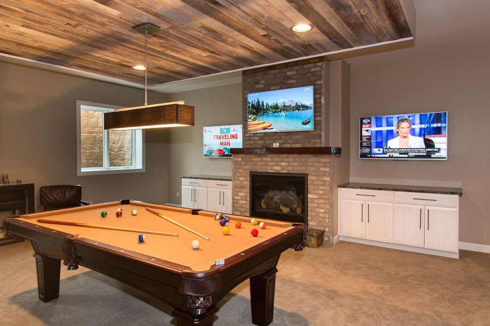 Стильный дизайн: комната для игр с бежевыми стенами, ковровым покрытием, стандартным камином, фасадом камина из кирпича и телевизором на стене - последний тренд