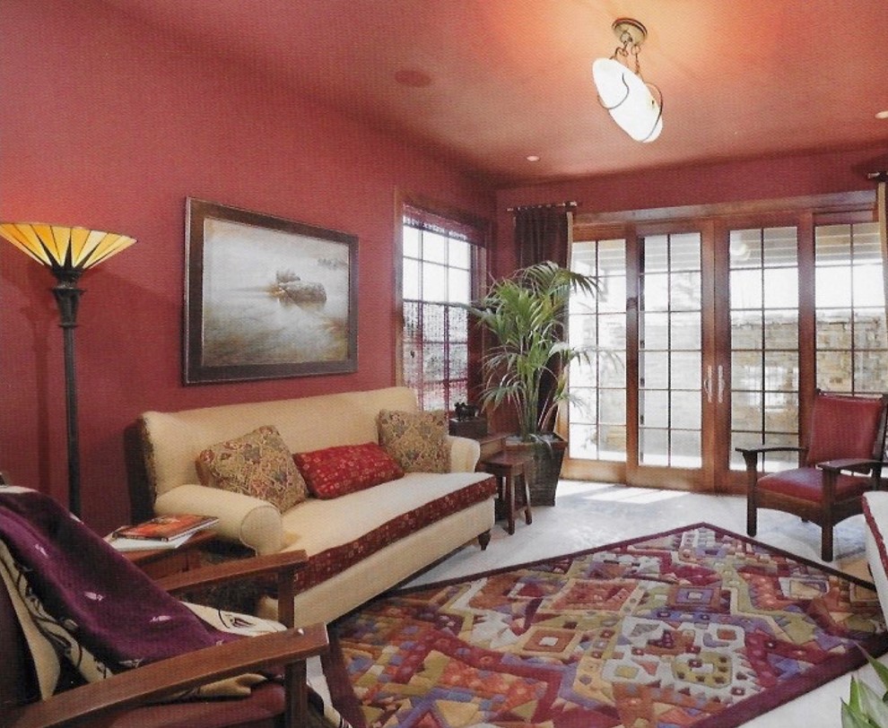 Ejemplo de sala de juegos en casa cerrada de estilo americano de tamaño medio sin televisor con paredes rojas, suelo de madera clara y suelo beige
