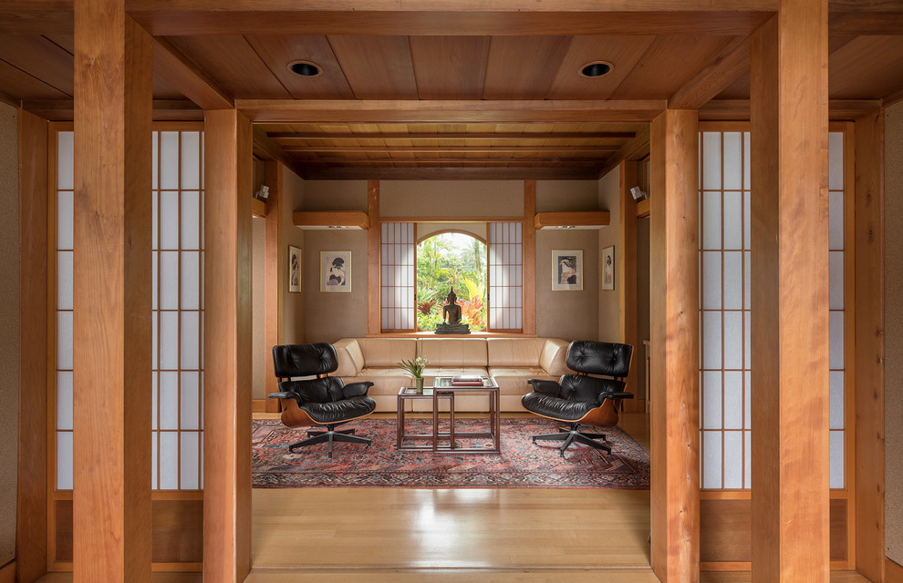 Mittelgroße, Abgetrennte Asiatische Bibliothek ohne Kamin mit beiger Wandfarbe, hellem Holzboden, freistehendem TV und beigem Boden in Hawaii