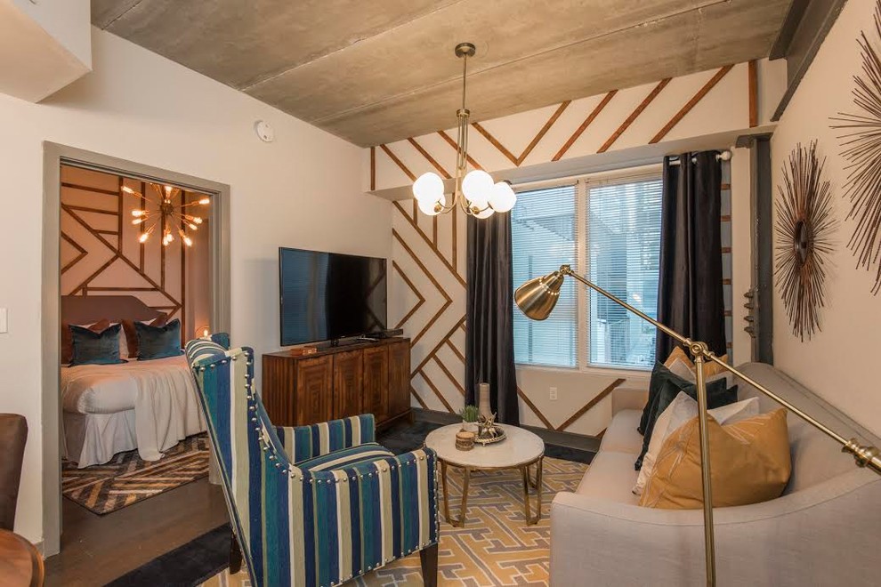 Imagen de sala de estar cerrada moderna de tamaño medio sin chimenea con paredes blancas, suelo de madera en tonos medios, televisor independiente y suelo blanco
