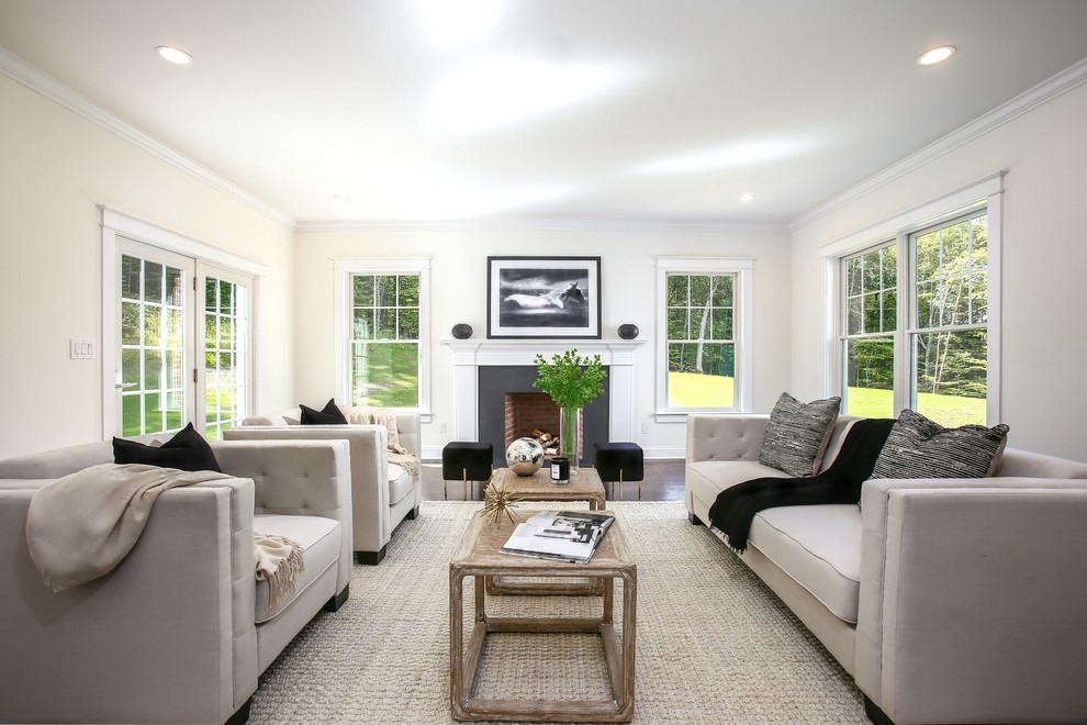 Источник вдохновения для домашнего уюта: изолированная гостиная комната в стиле неоклассика (современная классика) с белыми стенами, темным паркетным полом, стандартным камином и коричневым полом