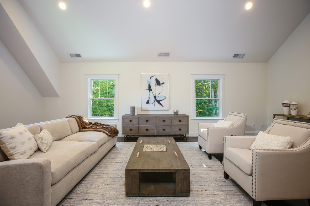 Klassisches Wohnzimmer mit beiger Wandfarbe, dunklem Holzboden und braunem Boden in New York
