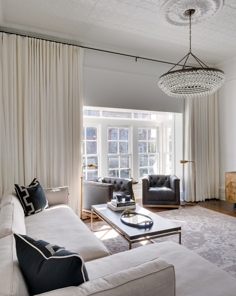 Diseño de sala de estar cerrada tradicional renovada grande sin chimenea con paredes blancas, suelo de madera en tonos medios, televisor colgado en la pared y suelo marrón