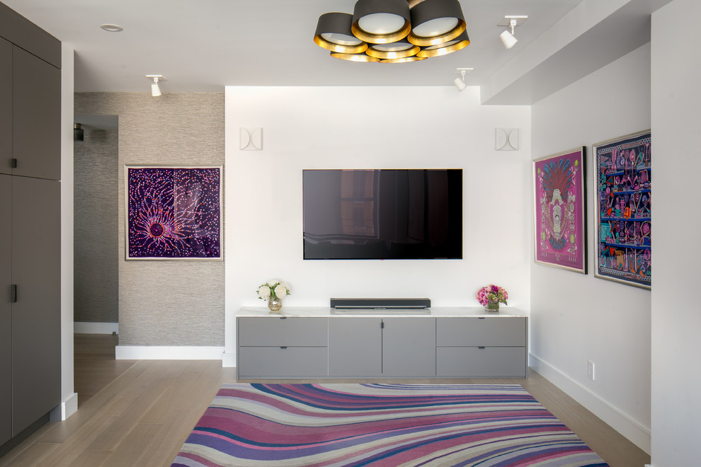 На фото: изолированная гостиная комната среднего размера с музыкальной комнатой, белыми стенами, светлым паркетным полом, телевизором на стене и бежевым полом