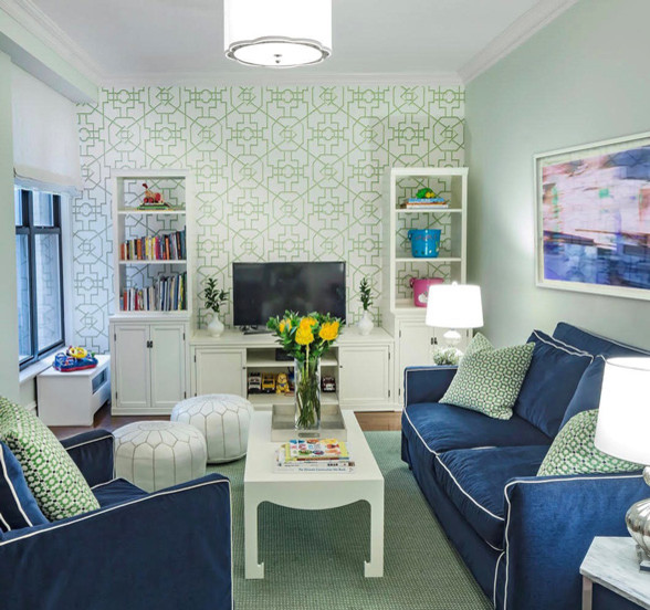 Imagen de sala de estar cerrada tradicional de tamaño medio con paredes verdes, suelo de madera en tonos medios, televisor independiente y suelo marrón