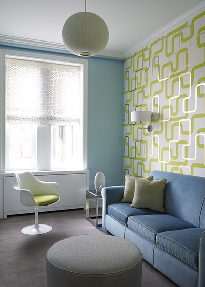 На фото: изолированная гостиная комната в стиле неоклассика (современная классика) с разноцветными стенами и ковровым покрытием