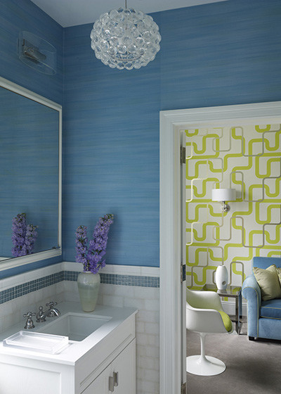 Идея дизайна: изолированная гостиная комната в стиле неоклассика (современная классика) с разноцветными стенами и ковровым покрытием