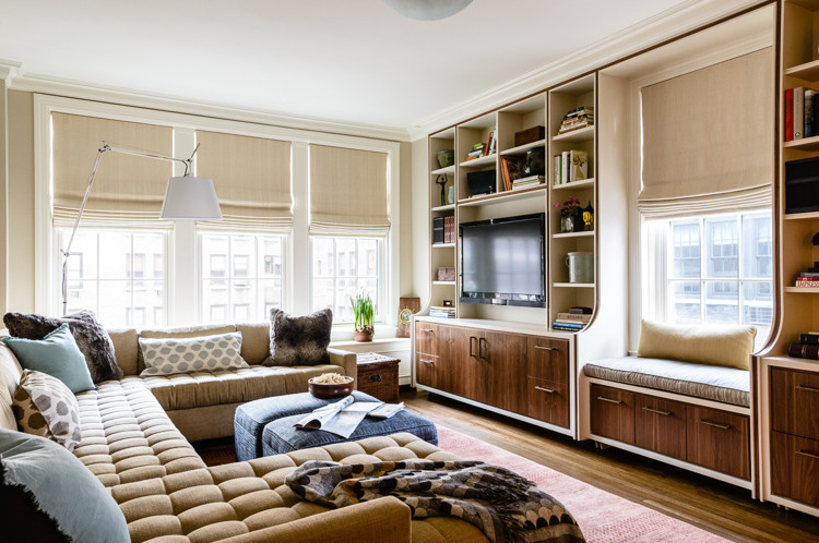 Idee per un grande soggiorno tradizionale chiuso con pareti beige, pavimento in legno massello medio, nessun camino e TV a parete