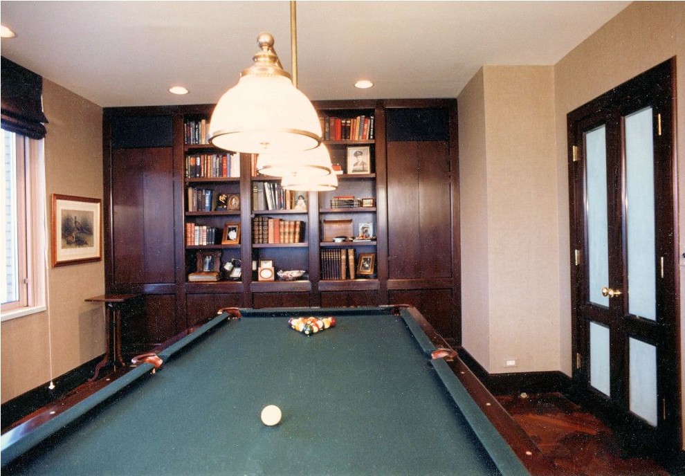 Diseño de sala de juegos en casa cerrada tradicional renovada con paredes beige y suelo de madera en tonos medios