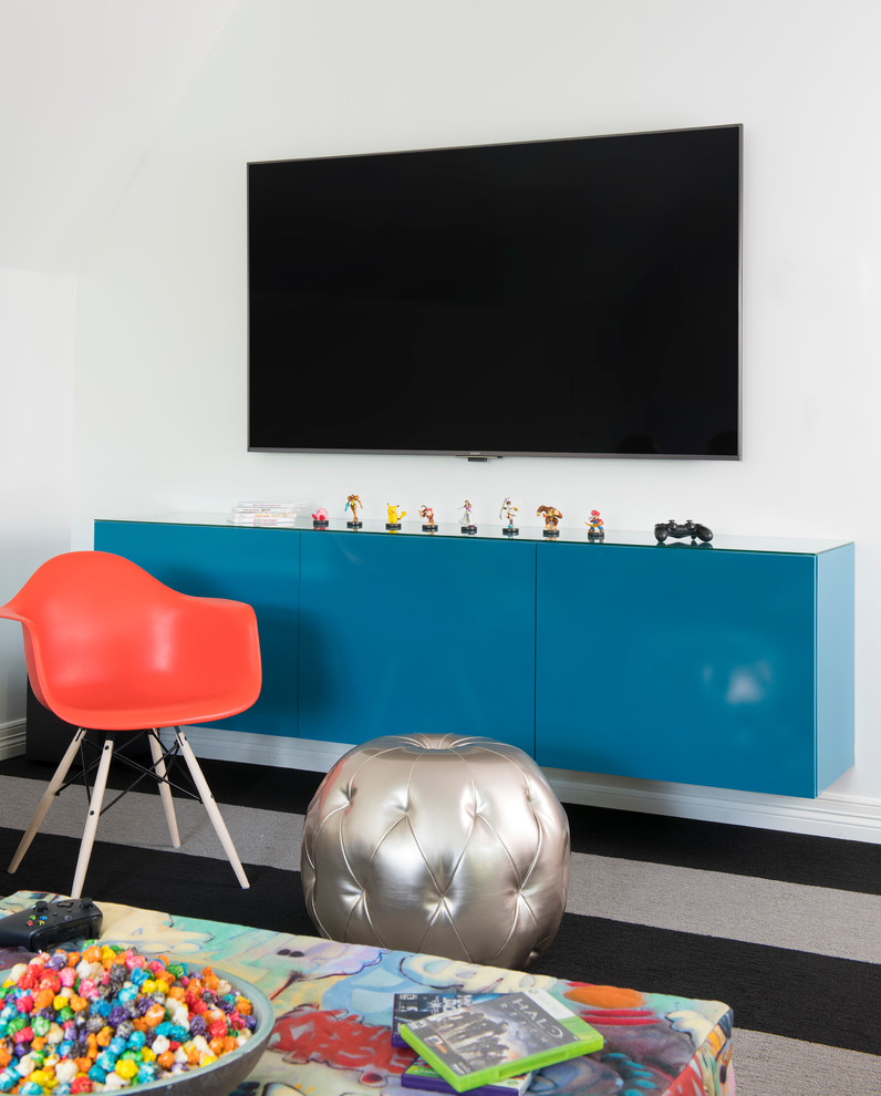 Foto di un soggiorno minimal di medie dimensioni e chiuso con sala giochi, pareti blu, moquette, nessun camino, TV a parete e pavimento beige