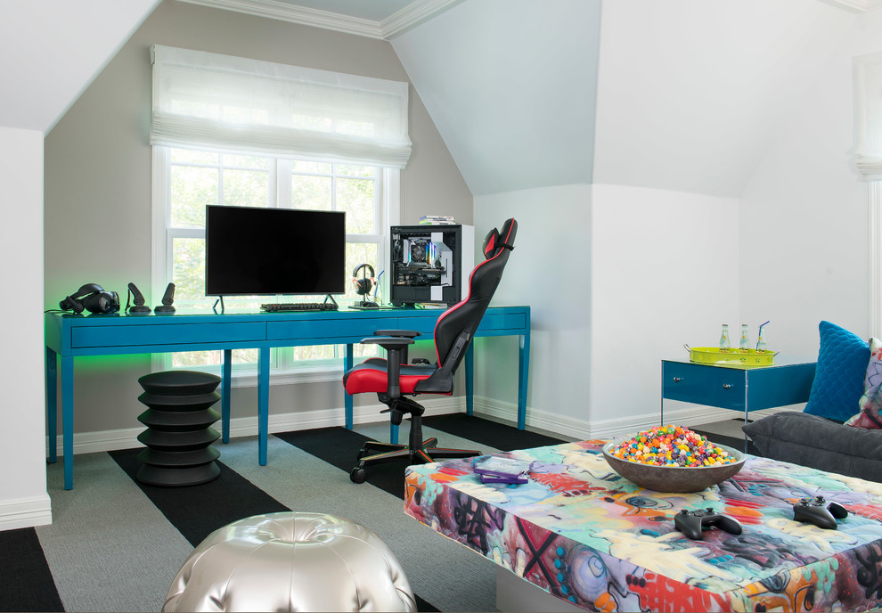 Cette photo montre une salle de séjour tendance de taille moyenne et fermée avec salle de jeu, un mur bleu, moquette, aucune cheminée, un téléviseur fixé au mur et un sol beige.
