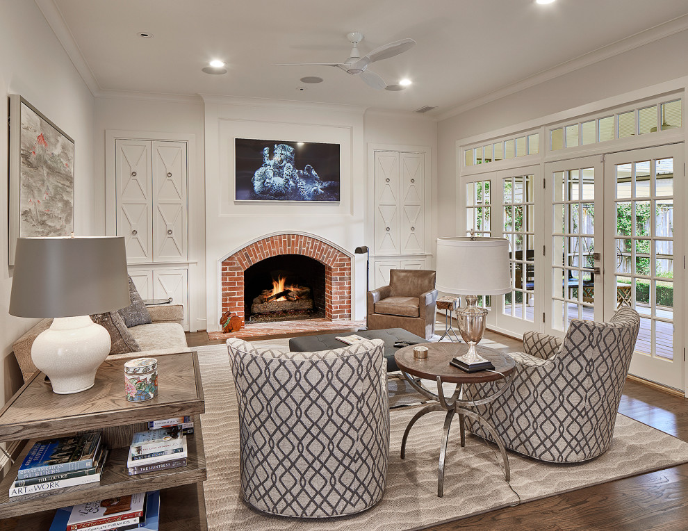 Diseño de sala de estar clásica renovada con paredes grises, suelo de madera en tonos medios, todas las chimeneas, marco de chimenea de ladrillo y suelo marrón