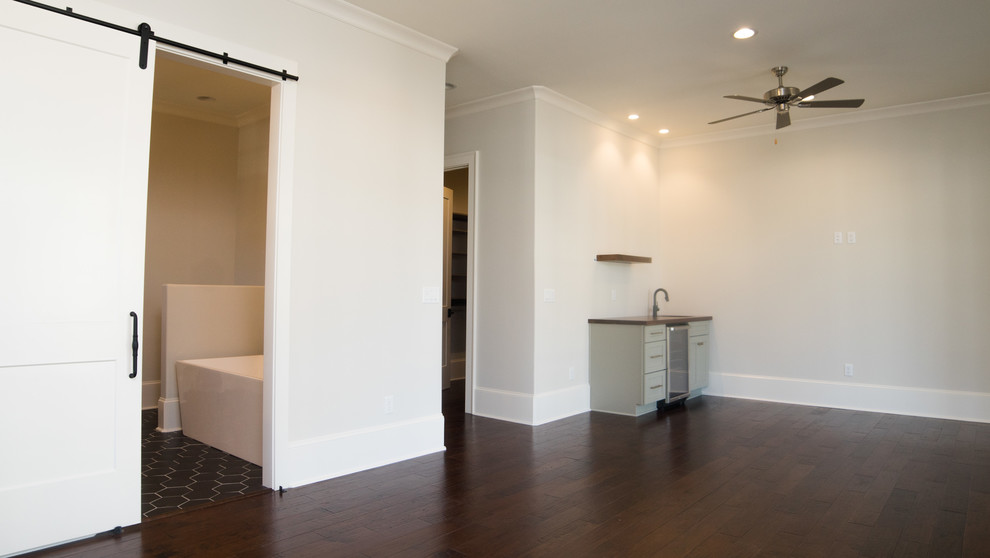Immagine di un soggiorno american style di medie dimensioni e chiuso con pareti beige, pavimento in legno massello medio e pavimento marrone