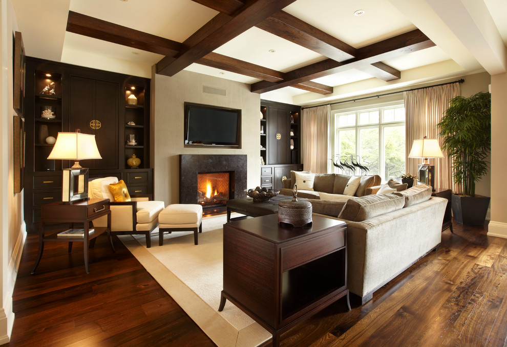 Großes, Offenes Klassisches Wohnzimmer mit beiger Wandfarbe, Kamin, Kaminumrandung aus Stein, TV-Wand und braunem Holzboden in Toronto