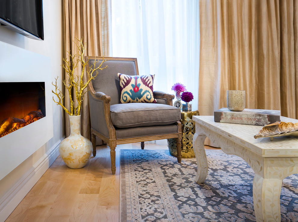 Modelo de sala de estar abierta tradicional renovada de tamaño medio con paredes beige, suelo de madera clara, televisor colgado en la pared, chimenea lineal y marco de chimenea de yeso