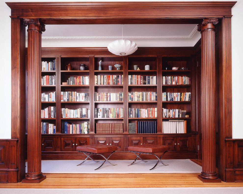 Inspiration för ett vintage allrum, med mellanmörkt trägolv, brunt golv, ett bibliotek och vita väggar
