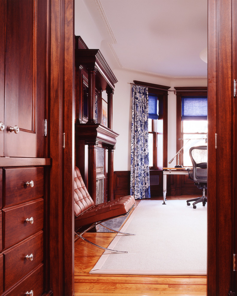 Пример оригинального дизайна: гостиная комната в классическом стиле с белыми стенами, паркетным полом среднего тона и коричневым полом